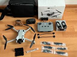 DJI Mini 4 Pro drone, aksesuarları ve taşıma çantası ile birlikte.