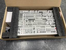 Intellijel Cascadia Doğu ve Batı Yakası yarı modüler analog synthesizer, beyaz.