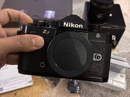 Nikon ZF 24MP aynasız kamera ve Nikon Z 28mm f/2.8 lens