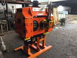 Вибропогружатель боковым захватом